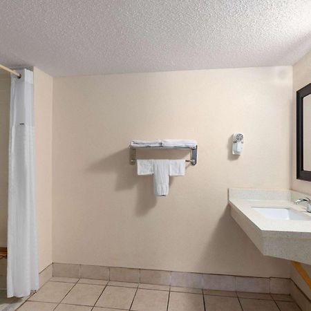 Super 8 By Wyndham Fort Mitchell Cincinnati Area Bagian luar foto
