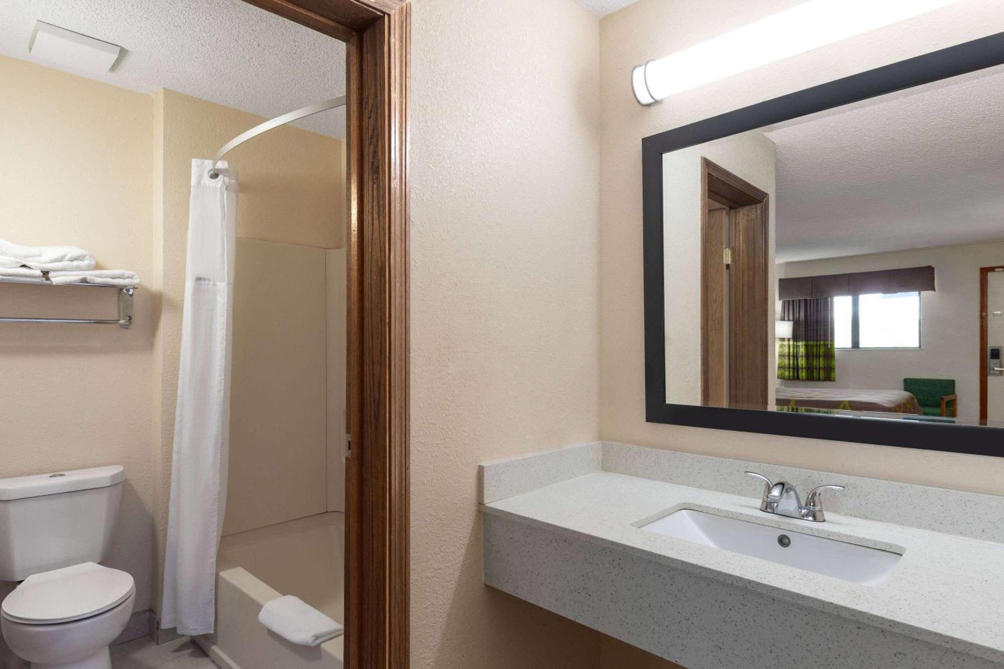 Super 8 By Wyndham Fort Mitchell Cincinnati Area Bagian luar foto