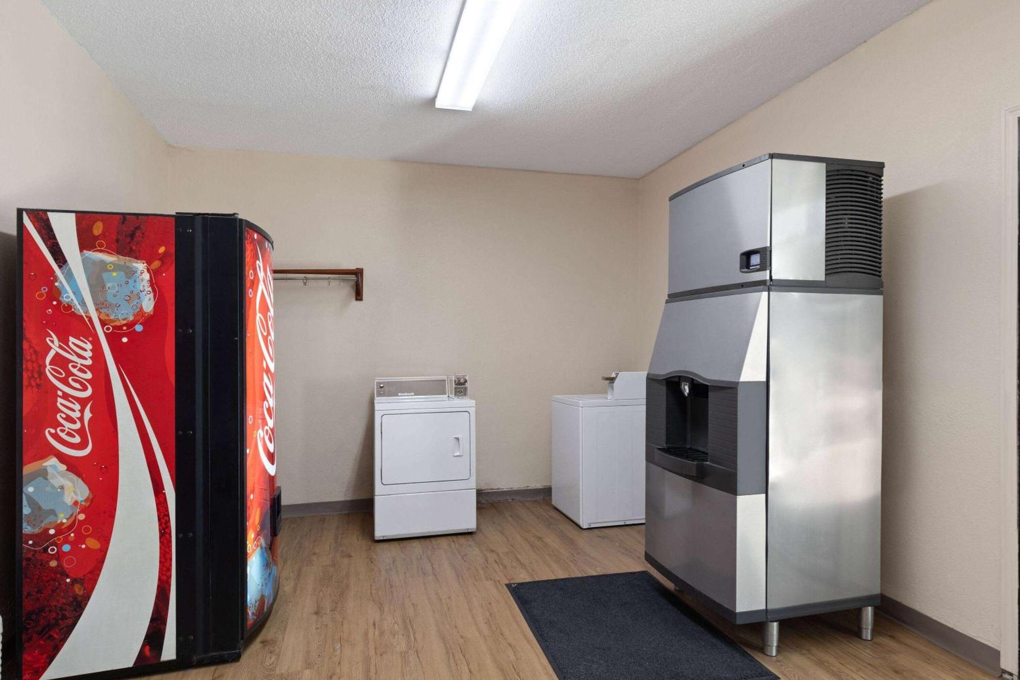 Super 8 By Wyndham Fort Mitchell Cincinnati Area Bagian luar foto