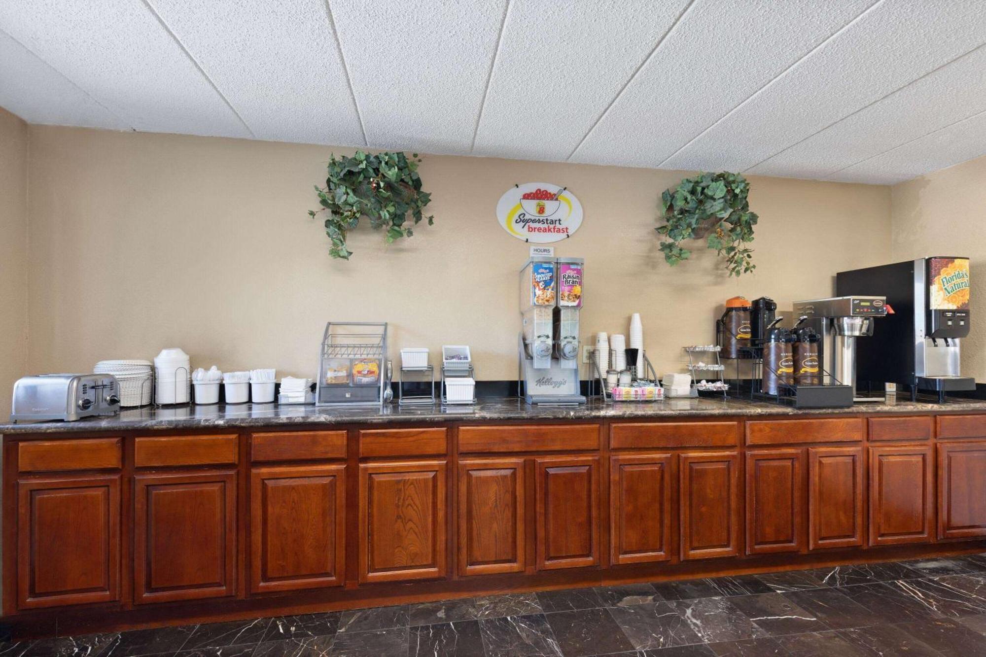 Super 8 By Wyndham Fort Mitchell Cincinnati Area Bagian luar foto