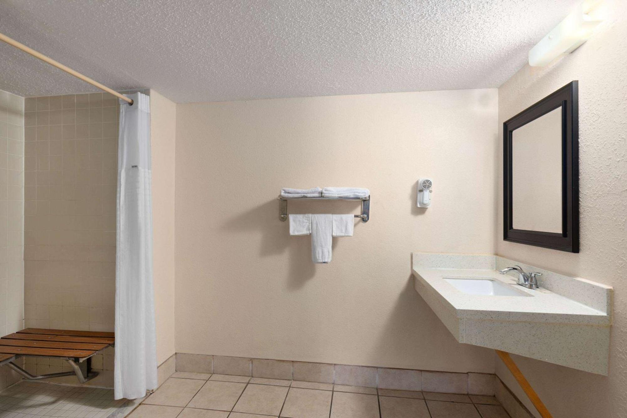 Super 8 By Wyndham Fort Mitchell Cincinnati Area Bagian luar foto